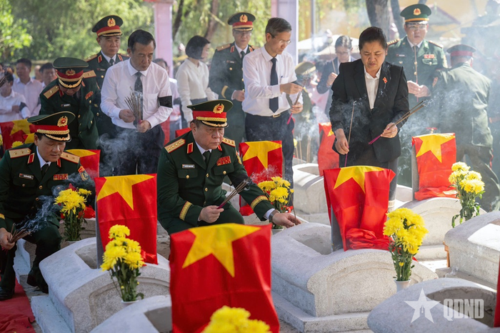  Đại tướng Nguyễn Trọng Nghĩa, Ủy viên Bộ Chính trị, Bí thư Trung ương Đảng, Ủy viên Thường vụ Quân ủy Trung ương, Chủ nhiệm Tổng cục Chính trị tham dự Lễ truy điệu và an táng 19 hài cốt liệt sĩ tại Nghĩa trang Liệt sĩ Quốc tế Đồng Tâm, tỉnh Thanh Hóa, tháng 5-2026. 