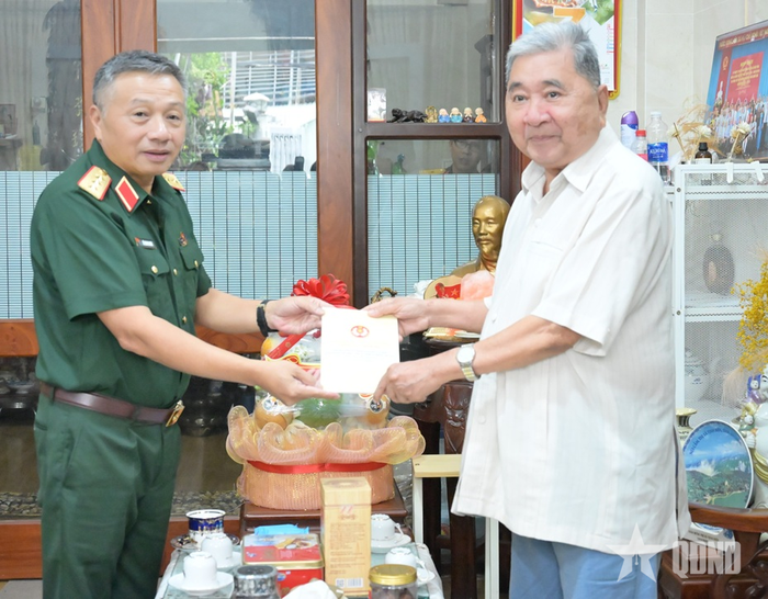 Thượng tướng Lê Quang Minh thăm hỏi, tặng quà Thượng tướng Bùi Văn Huấn.