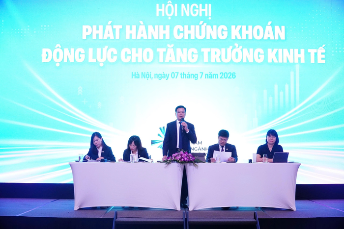  Các đại biểu thảo luận tại hội nghị. 
