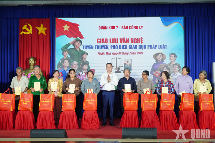 Thủ trưởng Cục Chính trị Quân khu 7 và các đơn vị trao quà tặng người dân xã Phước Vinh.