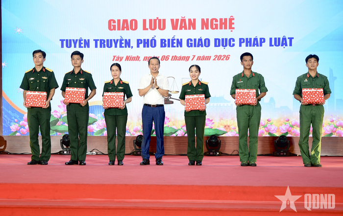 Ban tổ chức trao thưởng cho cán bộ, chiến sĩ Sư đoàn 5 đạt thành tích tốt trong giao lưu hỏi đáp pháp luật.
