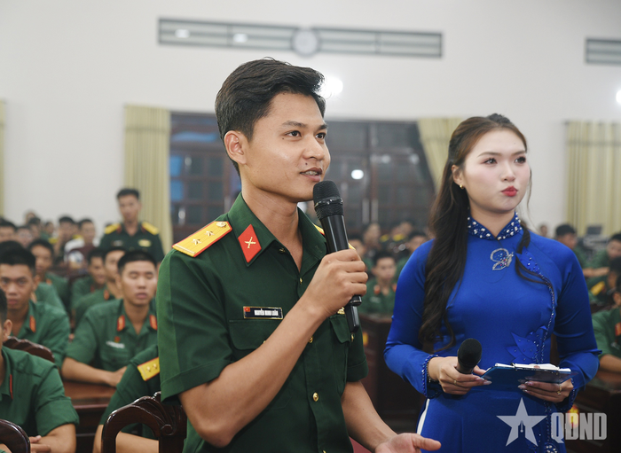 Cán bộ trẻ Sư đoàn 5 giao lưu tìm hiểu kiến thức pháp luật.