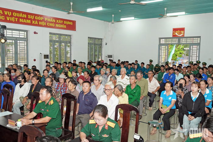 Đông đảo người dân, thanh niên xã Phước Vinh tham dự chương trình.