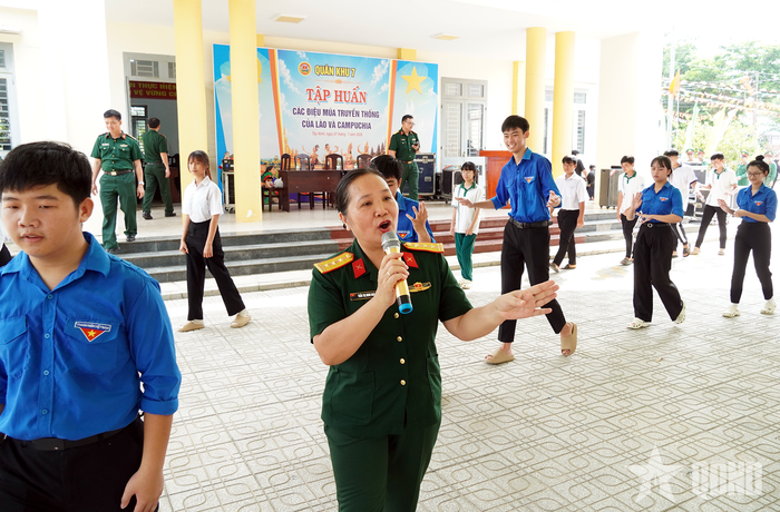  Tập huấn các điệu múa Lào, Campuchia cho đoàn viên, thanh niên.