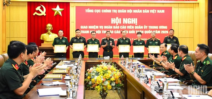 Thượng tướng Trương Thiên Tô trao bằng khen của Bộ trưởng Bộ Quốc phòng tặng các tập thể, cá nhân có thành tích xuất sắc trong tham mưu, tổ chức, bảo đảm phục vụ Hội thi báo cáo viên giỏi toàn quân năm 2026.