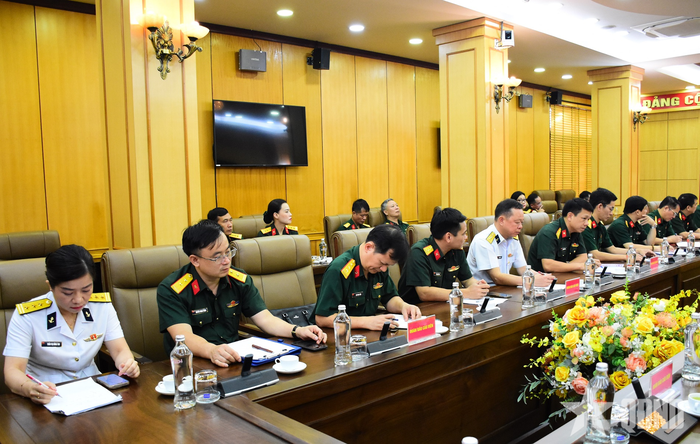Các báo cáo viên và đại biểu dự hội nghị.