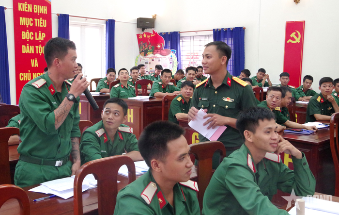 Tọa đàm nhận được nhiều ý kiến tham gia sôi nổi của các chiến sĩ trẻ.