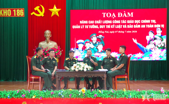Các đại biểu khách mời tham gia ý kiến, trao đổi thảo luận tại tọa đàm.