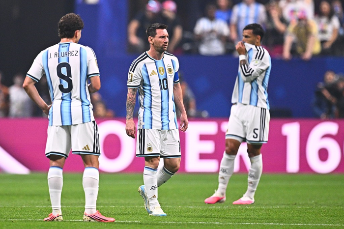  Messi và các đồng đội đang gặp quá nhiều khó khăn trước Ai Cập. Ảnh: Sky Sports