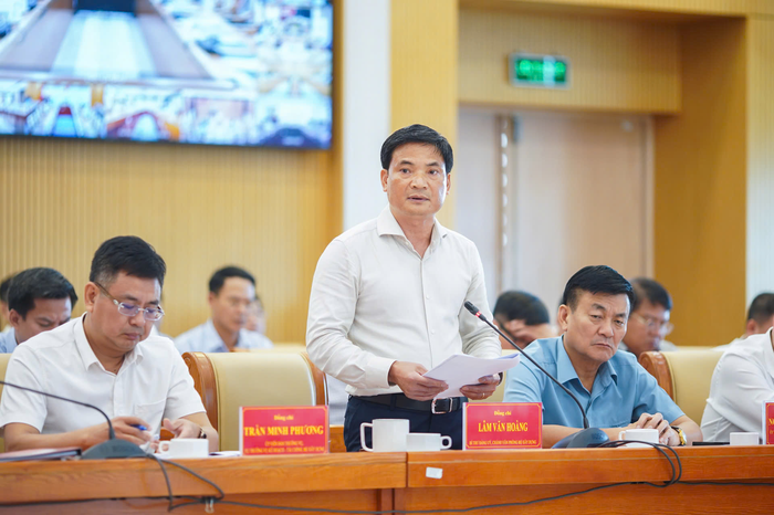 Chánh văn phòng Bộ Xây dựng Lâm Văn Hoàng báo cáo tại hội nghị.