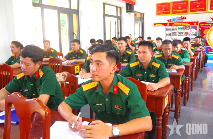 Các đại biểu dự tọa đàm. 