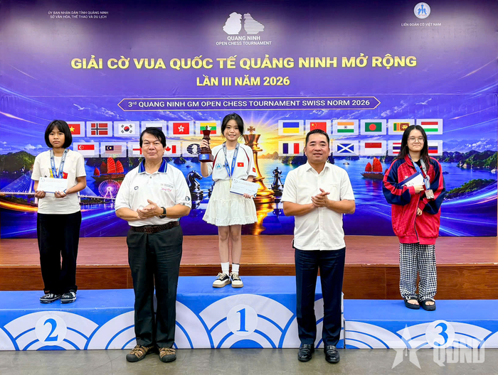 Ban tổ chức trao thưởng tặng các kỳ thủ xuất sắc.