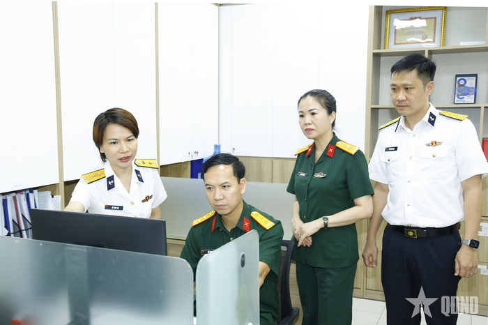 Đoàn công tác kiểm tra ứng dụng công nghệ tại Ban Văn thư lưu trữ.
