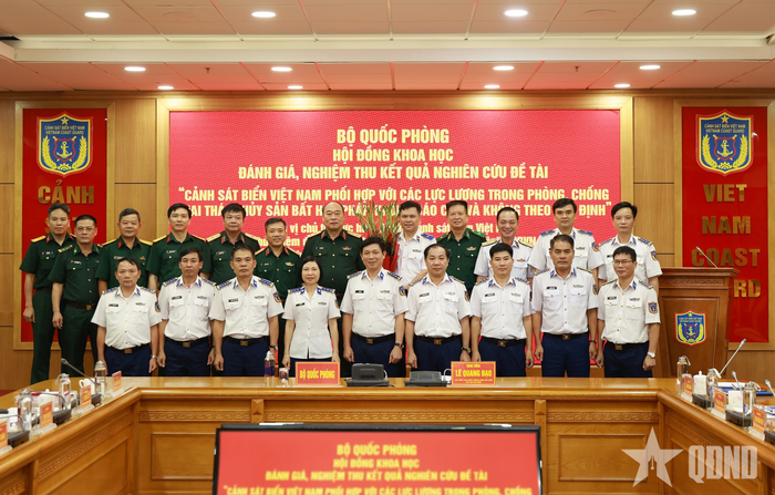 Các đại biểu tặng hoa chúc mừng Ban Chủ nhiệm Đề tài và chụp ảnh lưu niệm.