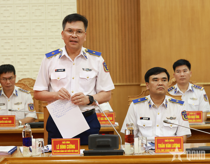 Thiếu tướng Lê Đình Cường thay mặt Ban Chủ nhiệm Đề tài phát biểu tại phiên họp.