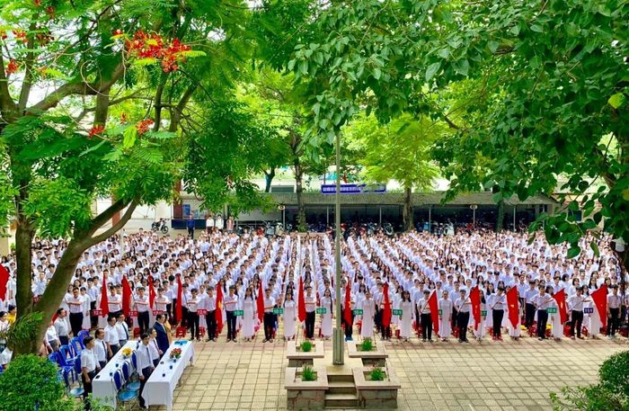 Thế hệ tuổi trẻ hôm nay là tương lai của đất nước (Trong ảnh: Lễ chào cờ dưới mái trường THPT Hòa Vang).