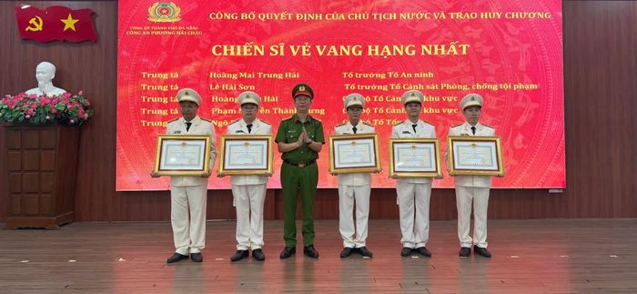 Lãnh đạo Công an phường Hải Châu trao Huy chương "Vì an ninh Tổ quốc" và Huy chương "Chiến sĩ vẻ vang" cho cán bộ, chiến sĩ.