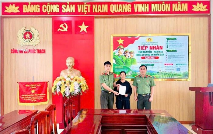 Công an xã Phúc Trạch tiếp nhận đơn tình nguyện đầu tiên đăng ký thực hiện nghĩa vụ tham gia Công an nhân dân năm 2027 của em Lê Đức Anh.