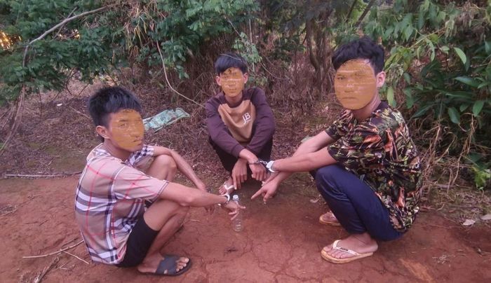 Từ tin báo của người dân, Công an xã Ia Chia phát hiện nhóm đối tượng tổ chức sử dụng ma túy.