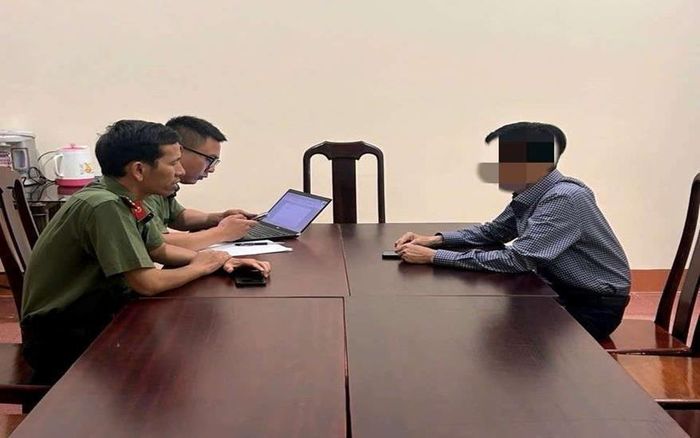 Lực lượng Công an làm việc với một trường hợp đăng tải, chia sẻ các nội dung chưa được kiểm chứng về vụ án.