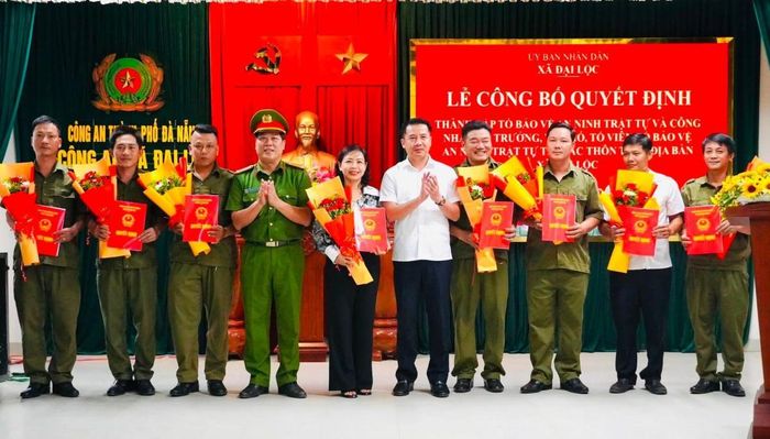Chủ tịch UBND xã Đại Lộc Lê Đỗ Tuấn Khương, Trung tá Phan Anh Thắng - Trưởng Công an xã Đại Lộc trao quyết định thành lập mới 16 Tổ bảo vệ ANTT tại 16 thôn.