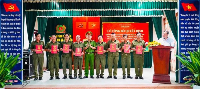 Lãnh đạo Công an xã Đại Lộc trao quyết định công nhận Tổ trưởng, Tổ phó, Tổ viên Tổ bảo vệ ANTT ở cơ sở tại 16 thôn.