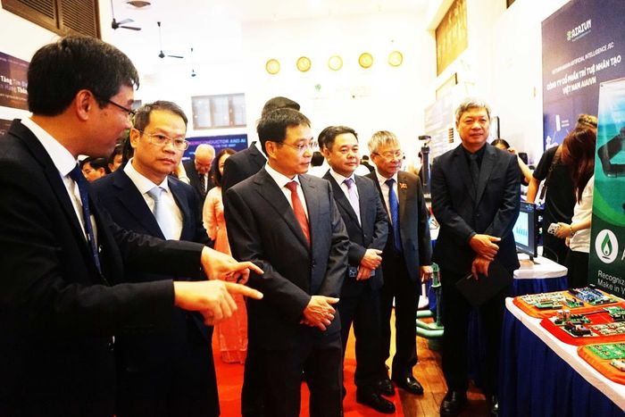 Các đại biểu tham quan khu triển lãm các sản phẩm kinh tế, tài chính, công nghệ của các doanh nghiệp.
