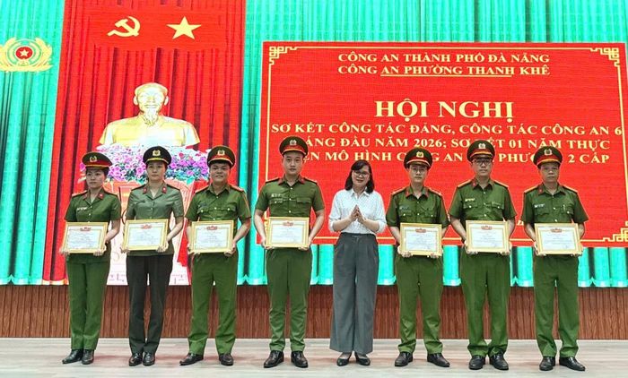 Bí thư Đảng ủy phường Thanh Khê Nguyễn Thành Tiến và Chủ tịch UBND phường Trần Tường Vân tặng Giấy khen cho các tập thể, cá nhân.