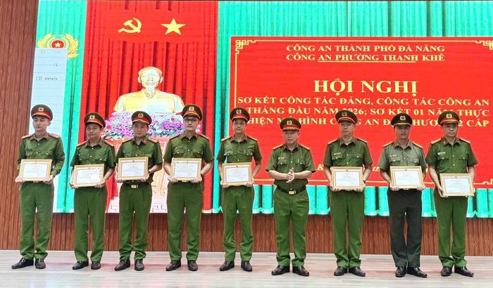 Đại tá Nguyễn Văn Tăng, Phó Giám đốc Công an thành phố trao Giấy khen của Giám đốc Công an thành phố cho các tập thể, cá nhân.
