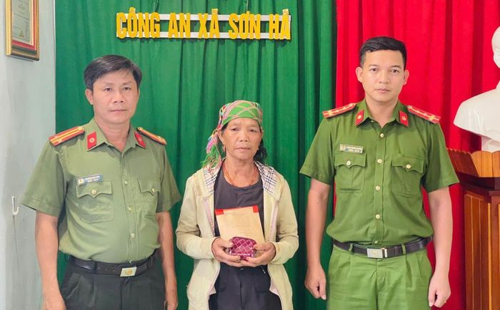 Công an xã Sơn Hà trao trả tài sản cho bà Hoách.