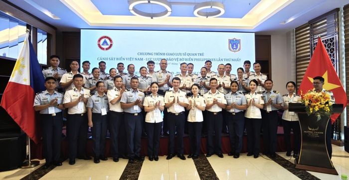 Các đại biểu chụp hình lưu niệm tại chương trình.