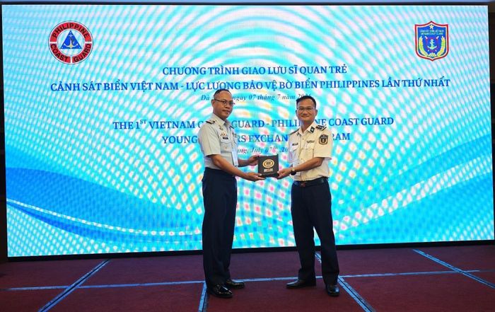 Thượng tá Phạm Nguyên Phú tặng quà lưu niệm cho Đại tá Alberto T. Ferre.