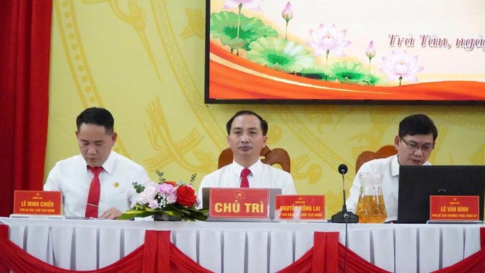 Hội nghị dưới sự chủ trì của Bí thư Đảng ủy xã Nguyễn Hồng Lai, Phó Bí thư Thường trực Đảng ủy xã Lê Văn Bình và Chủ tịch UBND xã Lê Minh Chiến.