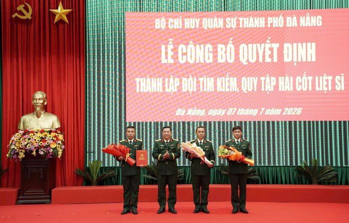Thượng tá Nguyễn Văn Nhất - Bí thư Đảng ủy Phòng Chính trị, BCH Quân sự TP Đà Nẵng tặng hoa Chi bộ Đội tìm kiếm, quy tập hài cốt liệt sĩ