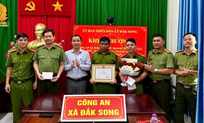 Phó Chủ tịch UBND xã Đắk Song Mai Trần Anh trao thưởng và tặng giấy khen cho tập thể Công an xã
