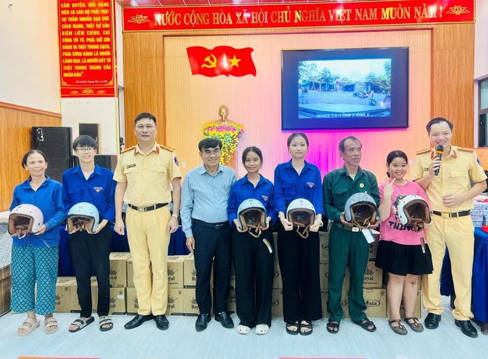 Hàng trăm mũ bảo hiểm được dành tặng cho người dân, thanh thiếu niên.