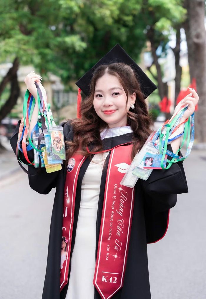 Bốn năm đại học, Cẩm Tú tích cực tham gia tổ chức nhiều chương trình, sự kiện, qua đó rèn luyện kỹ năng và tích lũy kinh nghiệm thực tế.