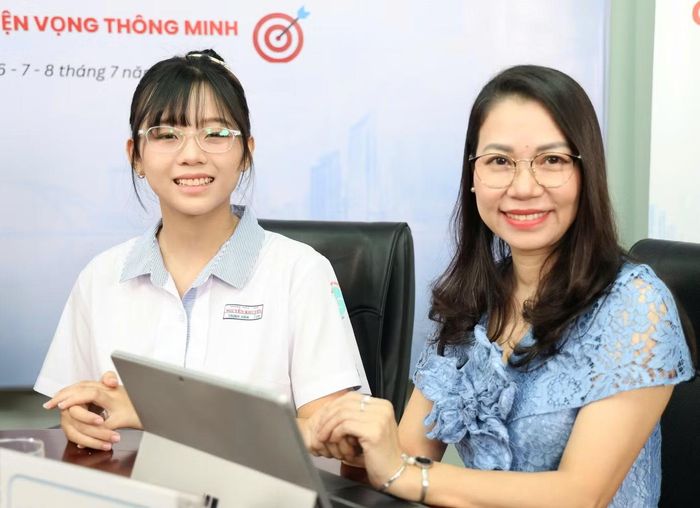 Bạn Trịnh Gia Hân (trái) và Thạc sĩ Trần Thúy Trâm Quyên (phải) Phó hiệu trưởng Trường Đại học Quốc tế Hồng Bàng. 