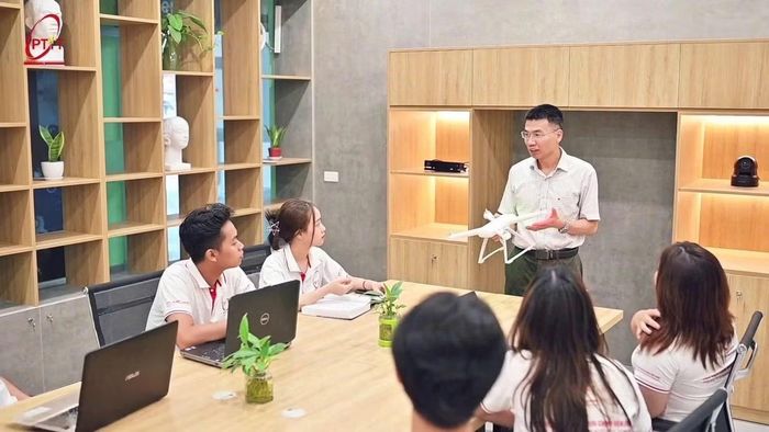 Giảng viên PTIT hướng dẫn sinh viên trong buổi học thực hành về công nghệ UAV và robot.