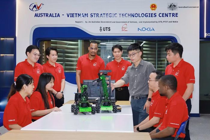 Giảng viên và sinh viên PTIT nghiên cứu, phát triển các mô hình robot tại Trung tâm Công nghệ Chiến lược Australia - Việt Nam.
