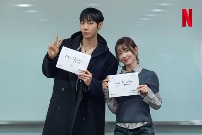 Bộ phim "Long Vacation" của Choo Young Woo và Lee Se Young hiện vẫn đang chờ lịch lên sóng. Bộ phim gốc của Netflix dài 12 tập này kể về một con quỷ mang tên "Số 3375", sống rất lâu và sở hữu những năng lực phi thường. Sau khi nhận được nhiệm vụ mới, hắn đến Hàn Quốc. Trong thời gian lưu trú tại một khách sạn ở làng chài ven biển, hắn vướng vào mối quan hệ với một nữ phục vụ phòng tên là Lee Deul Pan, và lần đầu tiên bắt đầu trải nghiệm những cảm xúc và sự thu hút lạ lẫm mà hắn không thể hiểu nổi. Luôn có được mọi thứ mình muốn, con quỷ này sống mà chưa bao giờ hiểu được tình yêu, cho đến khi gặp gỡ Lee Deul Pan, người bắt đầu khuấy động những thay đổi bất ngờ trong hắn. Khi Deul Pan liên tục chạm trán với "Số 3375", giờ là khách VIP tại khách sạn của cô, cô nhận thấy trái tim mình dần dần thay đổi theo những cách mà cô chưa từng tưởng tượng.