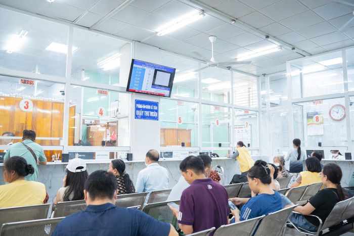  Người dân đăng ký khám chữa bệnh tại Bệnh viện Chợ Rẫy. ẢNH: THÀNH SƠN 