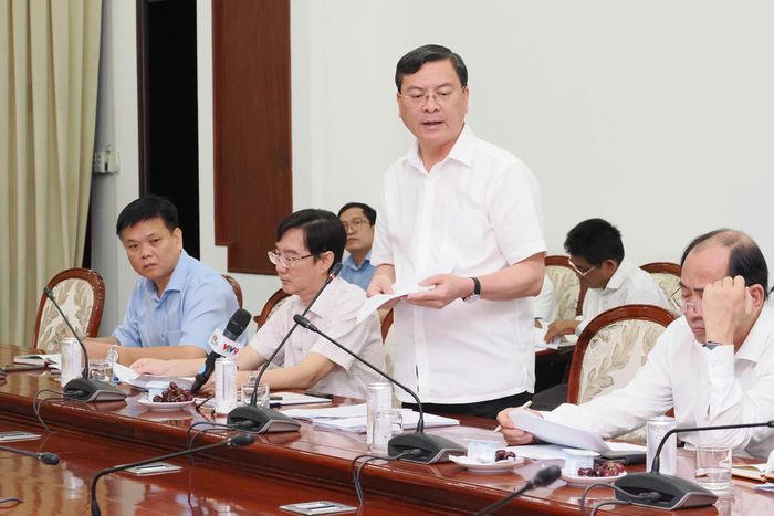  Phó Chủ tịch UBND TPHCM Nguyễn Công Vinh báo cáo tại buổi làm việc Ảnh: HOÀNG HÙNG 