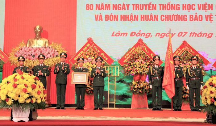  Đại tướng Phan Văn Giang trao Huân chương Bảo vệ Tổ quốc hạng Nhất của Chủ tịch nước cho Học viện Lục quân 