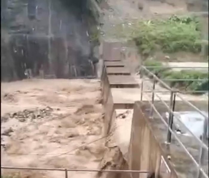  Đập Sabo Nậm Păm ngăn bùn, đá xuống hạ lưu dòng suối 