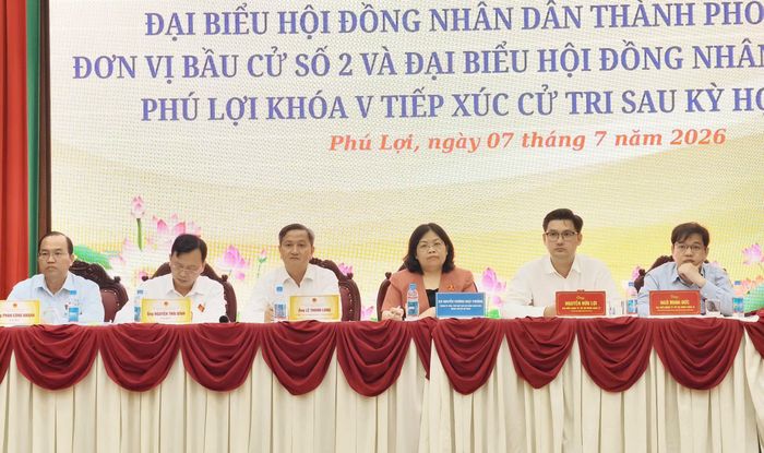 Các đại biểu HĐND TPHCM và HĐND phường Phú Lợi tiếp xúc cử tri
