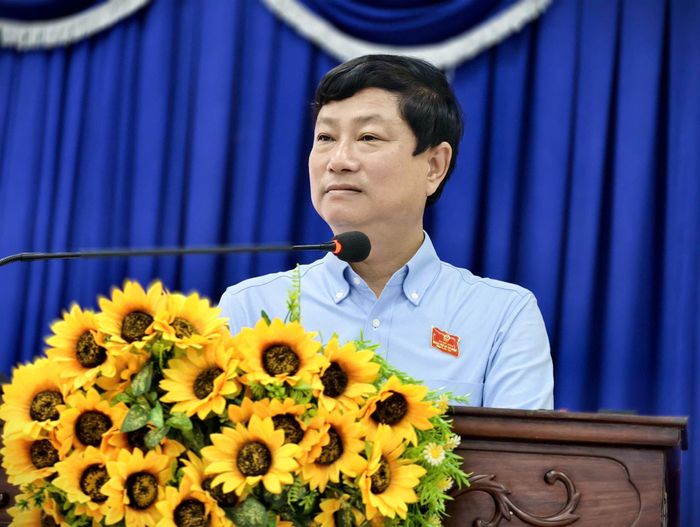 Chủ tịch HĐND TPHCM Võ Văn Minh trao đổi với cử tri tại buổi tiếp xúc cử tri 