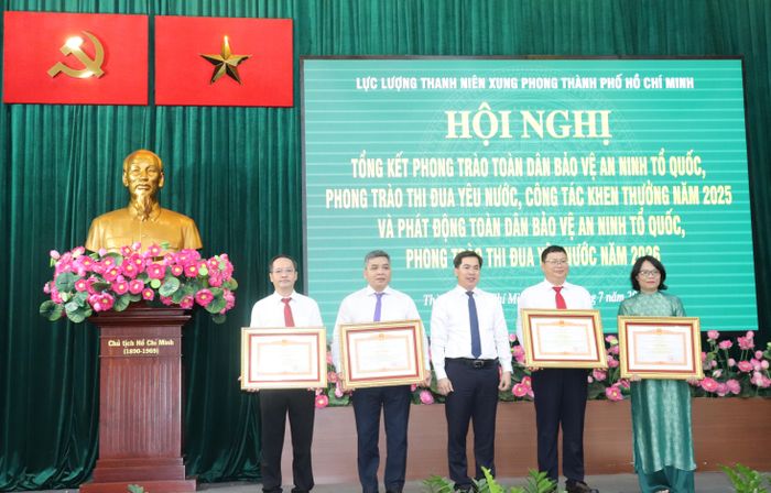  Các tập thể, cá nhân được trao tặng Bằng khen của Thủ tướng Chính phủ 