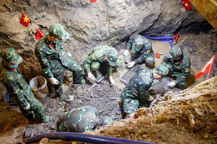 Lực lượng chức năng khai quật tìm kiếm hài cốt liệt sĩ tại Công viên Lê Thị Riêng. Ảnh: MẠNH THẮNG