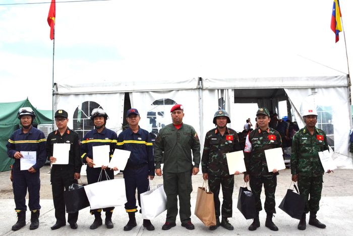 Đại diện Chính phủ Venezuela chính thức trao Huy chương "Anh hùng Venezuela" hạng Nhì cho các cá nhân của đoàn cứu hộ, cứu nạn Việt Nam. Ảnh: BỘ QUỐC PHÒNG